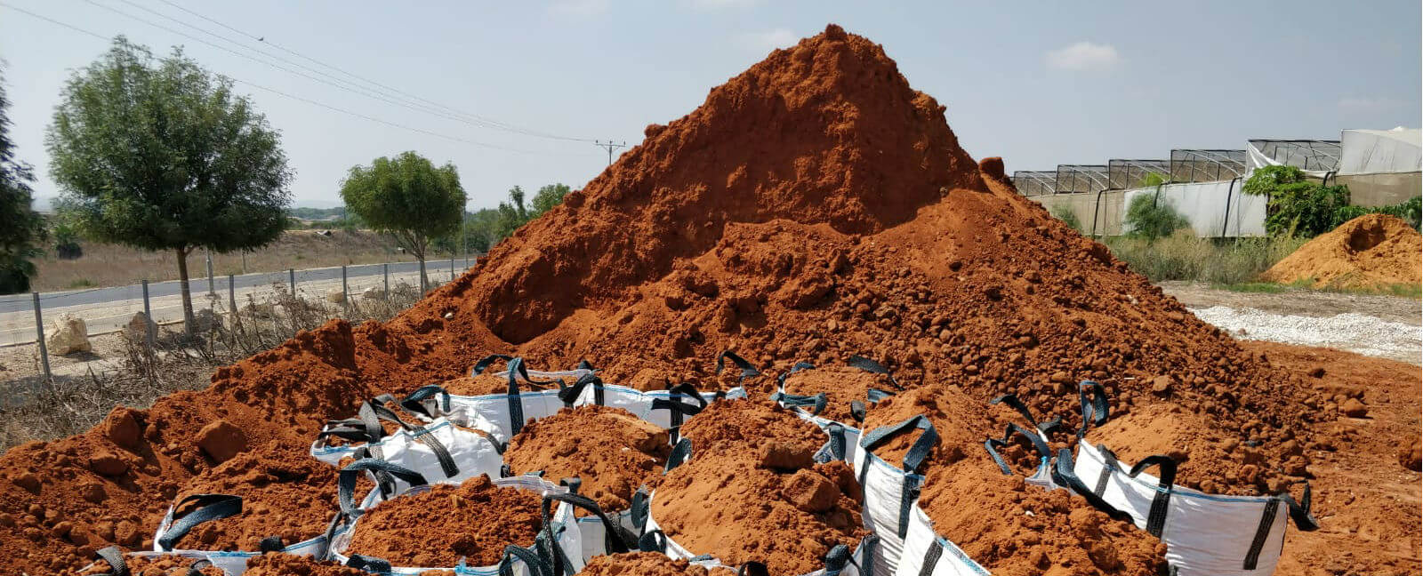 ערימות חמרה ושקי חומר באתר אספקה