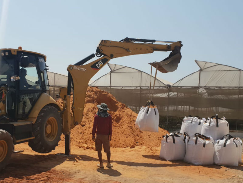 טרקטור כף מרים שק חומר באתר עבודה