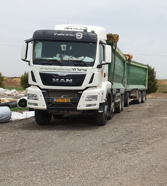 משאית פול טריילר של אריאל לוי להובלת חומרי תשתית