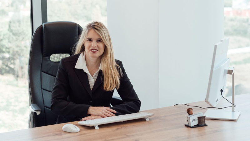 משרד עורכי דין עם ספרי משפט ומסמכים משפטיים