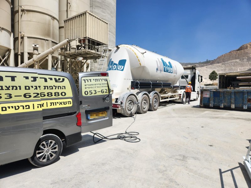 ניידת שירות של אלי פנצ'ריה ניידת לצד מכלית בשטח עבודה באזור ירושלים
