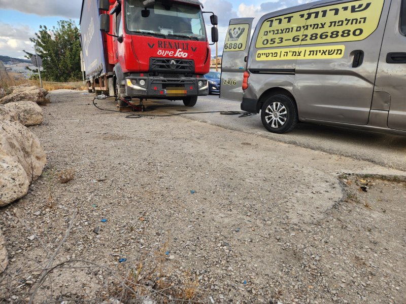 ניידת שירות של אלי פנצ'ריה ניידת מטפלת במשאית אדומה בשטח פתוח