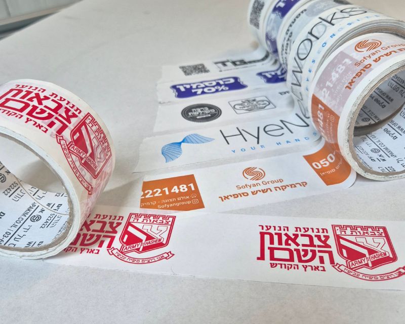 סרטי הדבקה מודפסים עם לוגו לעסקים על משטח עבודה